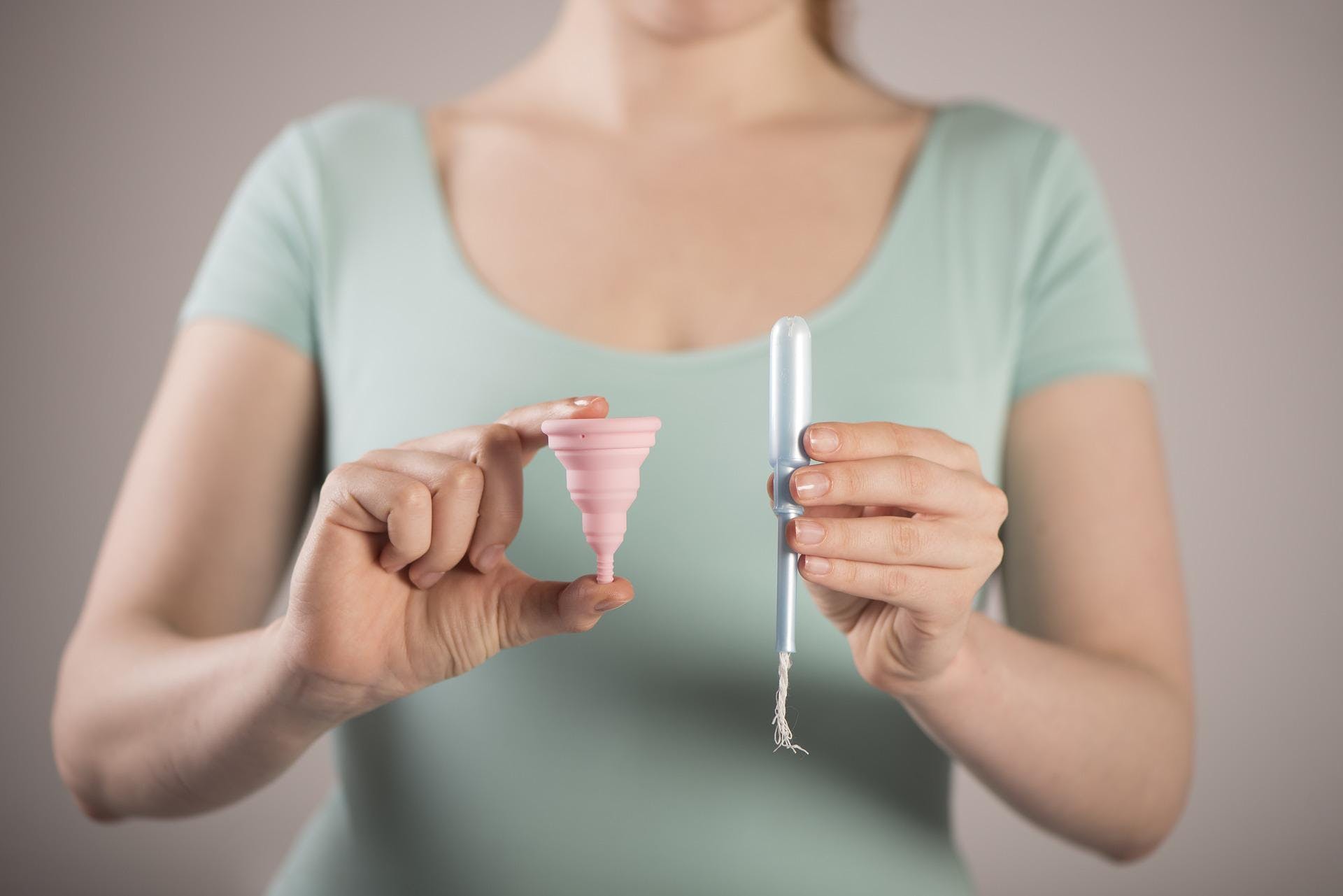 Menstruációs kehely vagy tampon alkalmazása az első menstruáció alatt