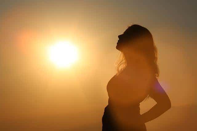 Nő nézi a napsütést, szimptotermális módszert ismeri