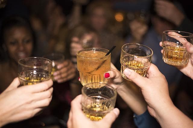 5 pohár whiskyvel koccintanak, másnap nem alkalmazható a termékenységtudat-módszer