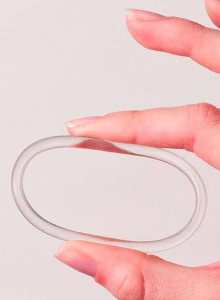 A hüvelygyűrű egy rugalmas, átlátszó kis gyűrű, két ujjal megfogták és összenyomták