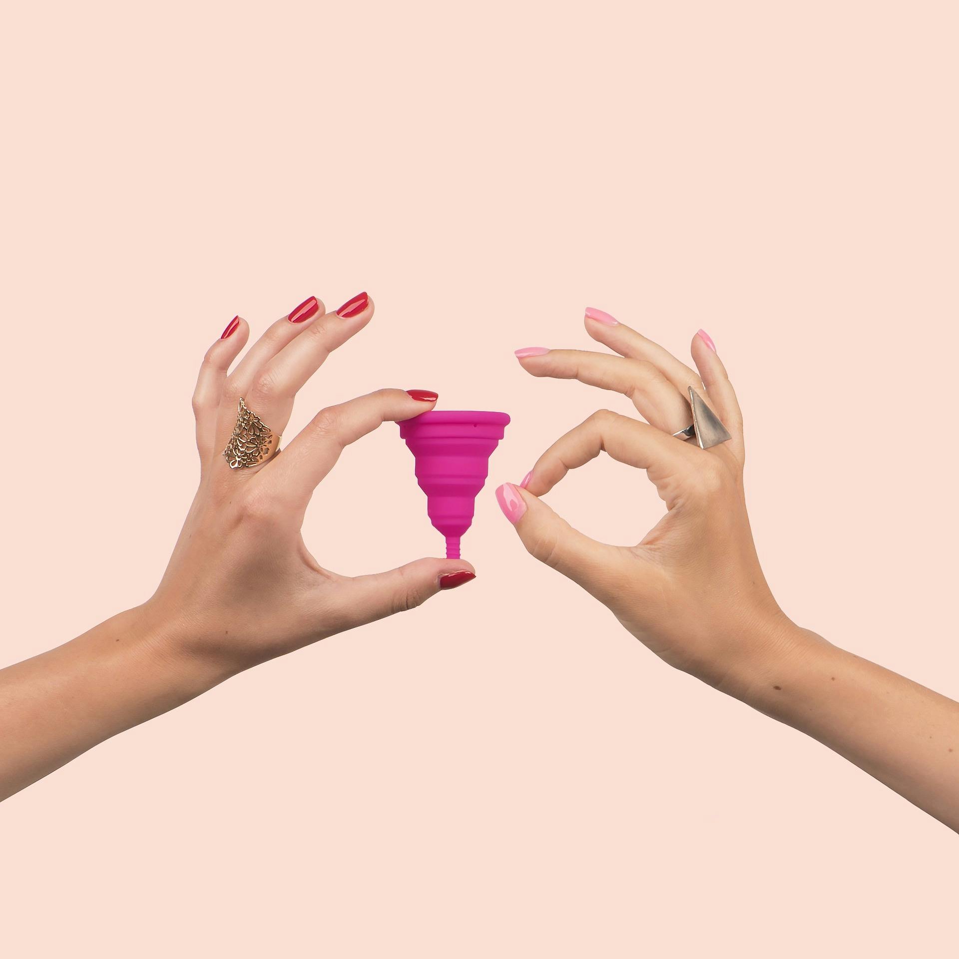Rózsaszín hüvelykehely női kezekben