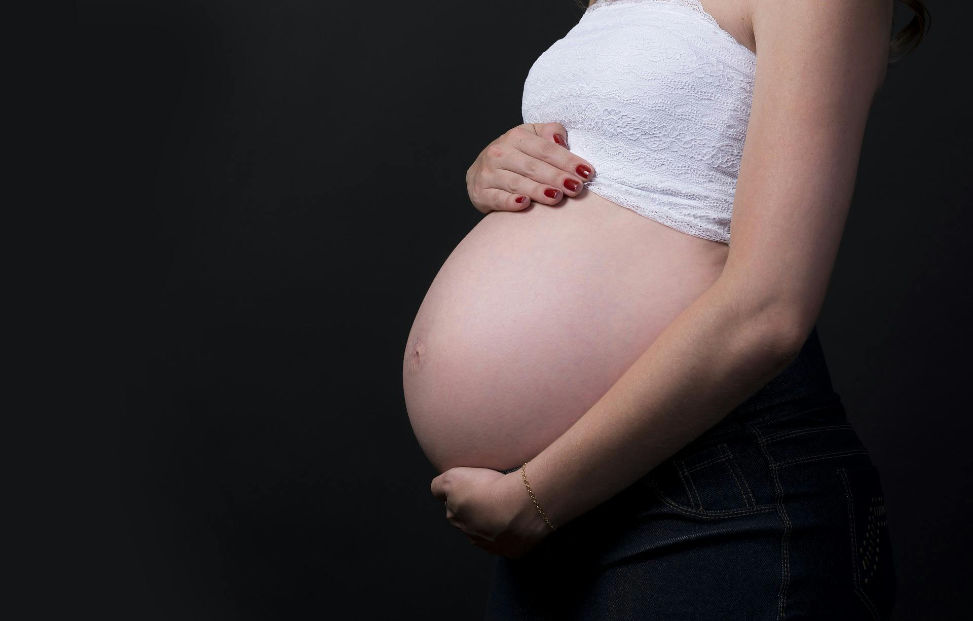 Terhes nő szülés előtti napokban, vérzés